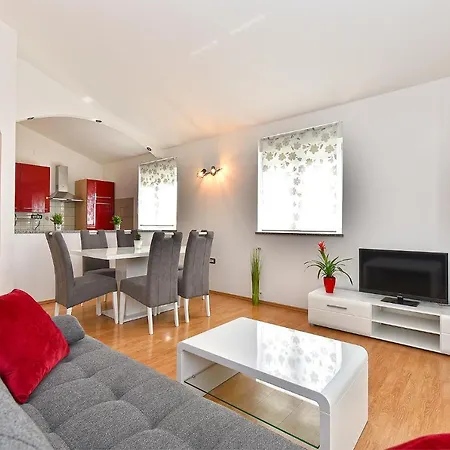 بيت للعطل House Marijana 2115